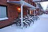 Proti sněžení nepomohou ani střechy místních „garáží“…