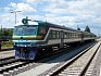 Estonský vlak se zanořenými schůdky