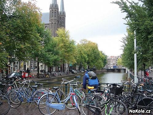 Amsterodam je město pověstné „grachtovým“ čili „kanálovým“ urbanismem, květinovými trhy a především spoustou jízdních kol.