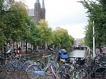 Amsterodam je město pověstné „grachtovým“ čili „kanálovým“ urbanismem, květinovými trhy a především spoustou jízdních kol. (Květoslav Syrový)