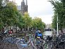 Amsterodam je město pověstné „grachtovým“ čili „kanálovým“ urbanismem, květinovými trhy a především spoustou jízdních kol.