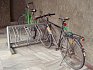 Dlouhodobé parkování v hlídaném prostoru za vrátnicí se obvykle realizovalo kvůli zaměstnancům, kteří chtějí dojíždět do práce na kole. (Ministerstvo životního prostředí)