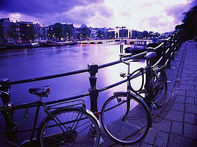 Amsterdam, kola parkující podél kanálu