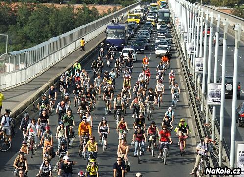 Pražská cyklojízda na Nuselském mostě v Praze