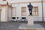 Dobrá alternativa stojanu - zábradlí u sochy Albrechta z Valdštejna (Kancelář Senátu Parlamentu ČR)