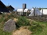 Kromě dřevěných obydlí jsou ve vikinském muzeu také stany. Uvidíte i runové kameny. Vzadu je strážní věž u severní brány.