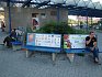 Reklamní lavičky - ve městě ano, ale do přírody? Fotografie z pražských Vysočan.