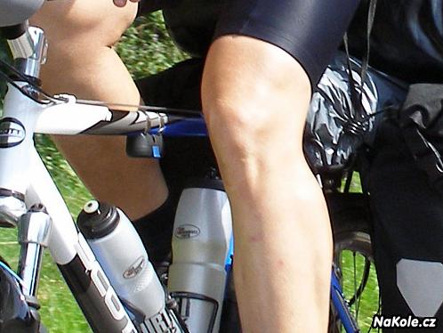 Koleno je největší a nejsložitější kloub v lidské těle. Na kole dostávají kolena pořádně zabrat.