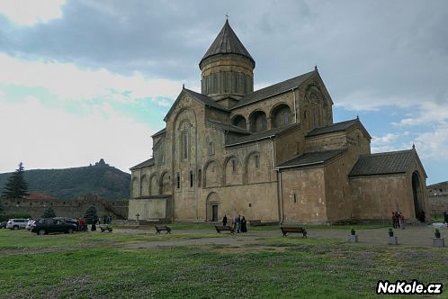 Katedrála Sveticchoveli, za ní na kopečku klášter Džvari (tam už se nám nechtělo)