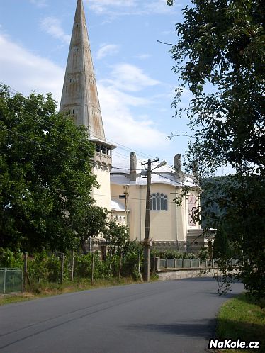 Zaujímavý kostol s liatou vežou