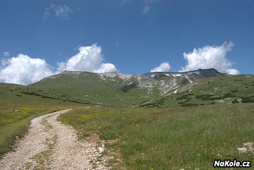Vrchol Schneebergu - vlevo nejvyšší bod Klosterwappen (2.076 m n.m.), vpravo chata Fischerhütte (2.049 m n.m.).