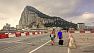 Příjezd na Gibraltar. Je tak malý, že přistávací plocha letiště křižuje jedinou příjezdovou silnici sem.
