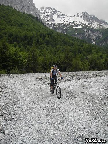 Bikerka dolů dolinou Valbona