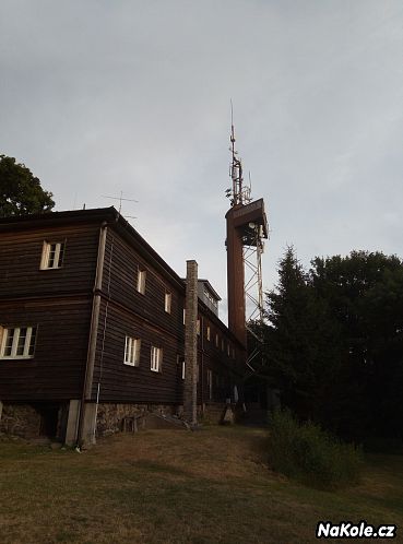 Chata a rozhledna na Korábu