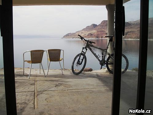 Bikerská idylka v bunkru na břehu Mrtvého moře