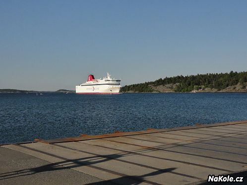 Obrovská bílá loď s nápisem DESTINATION GOTLAND