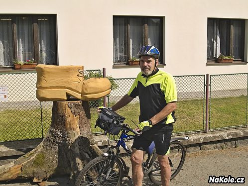 Autor na startu cyklovýletu s názvem Chodská bůta v Chodské Lhotě.