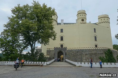 Jeli jsme s dětmi vlastivědu, takže jsme mimo jiné objížděli známé hrady a zámky.