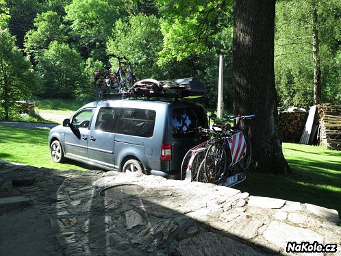 Naložené auto těsně před cestou. Poveze 6 lidí, 6 kol a  dětskývozíček. K tomu spoustu brašen a dalších krámů-