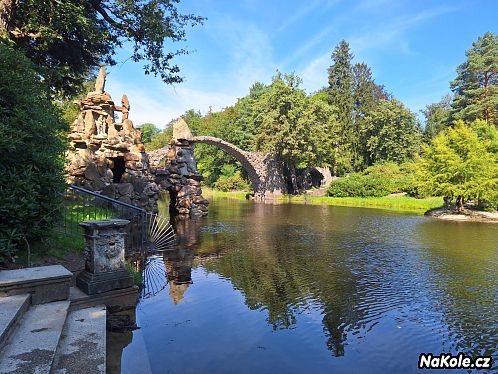 Okolí Rakotzbrücke je vytvořeno pro potěchu oka, stejně jako most, jehož jediným smyslem je odrážet svůj obraz do vody.