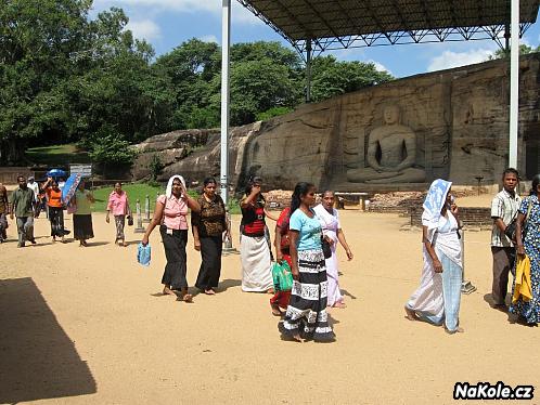 sinhálské ženy před svatyní Gal vihara