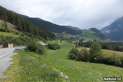 Švýcarsko. I když ta planina vypadá úplně rovně, tak mi to nejede. Nakloněná krajina.