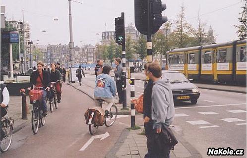 Amsterodamský chodec čeká na červenou pro cyklisty