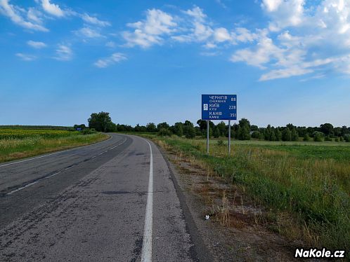 Za hranicí se objevila cedule Kyjev 228 kilometrů. Děti zajásaly a výrazně zrychlily, jako by tam chtěly dojet ještě ten den.