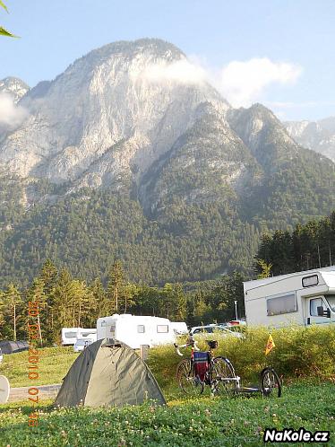 Kempuju nad Innsbruckem v krásném horském a drahém kempu, no jo, jsem prostě na večerní horké sprše závislej :-)