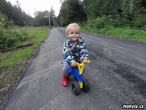 Plastová motorka je výborná průprava budoucí cykloturistky