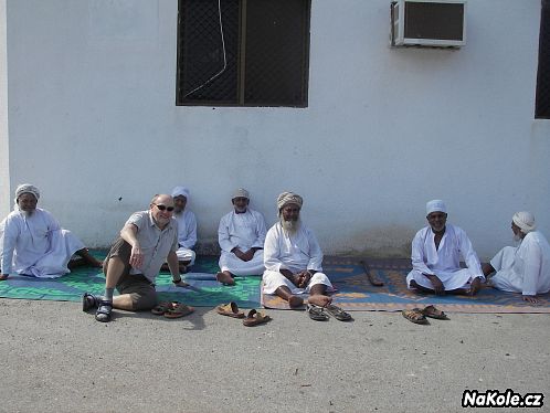Ve stínu mešity jsem s místními vidláky  dohodl, že opustí džihád a budou pěstovat cizrnu