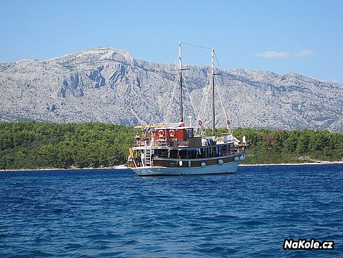 Loď Sčedro na cestě ke vzdálenému ostrovu Lastovo